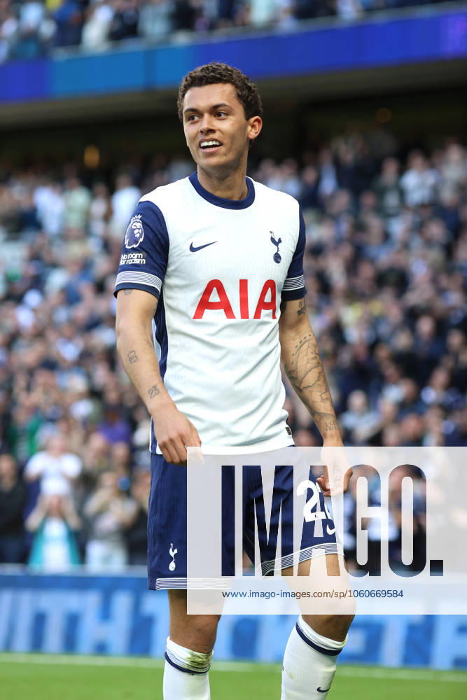 Spurs gegen Southampton 6. April 2025, London Premier League Fußball Tottenham Hotspur gegen Southampton Brennan Johnson von Tottenham Hotspur feiert den Führungstreffer Foto Charlotte Wilson Abseits London UK