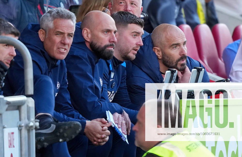 Brentford v Chelsea, Premier League, Football, Gtech Community Stadium, Brentford London, UK - 06 Apr 2025 Enzo Maresca manager (R) of Chelsea and the team bench Brentford Gtech Community Stadium London GBR, UK NEWSPAPERS OUT