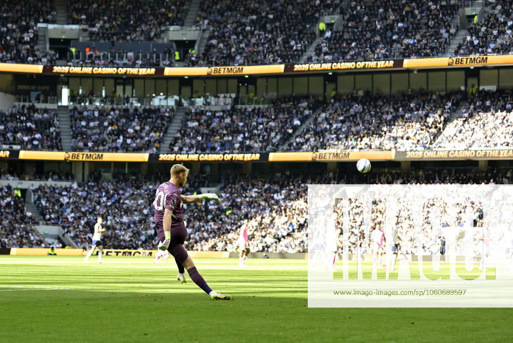 Tottenham Hotspur V Southampton, Barclays Premier league. Aaron Ramsdale (Southampton, goalkeeper) kicks during the Tottenham Hotspur V Southampton Barclays Premier league match at the Tottenham Hotspur Stadium, London. Tottenham Tottenham Hotspur Stadium UK