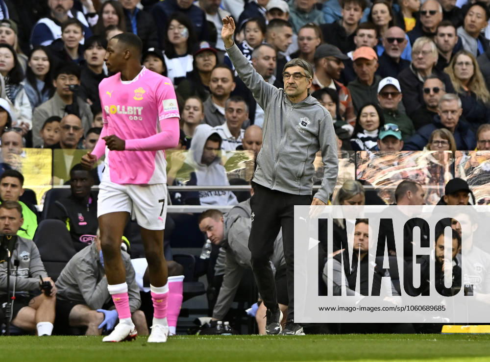 Tottenham Hotspur V Southampton, Barclays Premier league. Ivan Juric (Southampton manager) puts his arm up during the Tottenham Hotspur V Southampton Barclays Premier league match at the Tottenham Hotspur Stadium, London. Tottenham Tottenham Hotspur Stadium UK