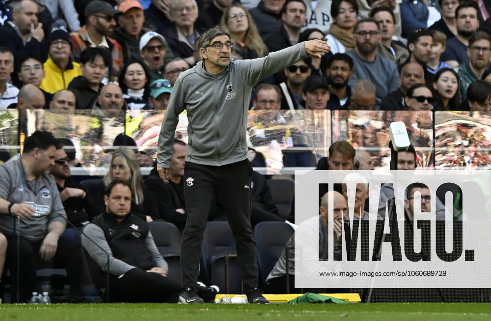 Tottenham Hotspur V Southampton, Barclays Premier league. Ivan Juric (Southampton manager) points during the Tottenham Hotspur V Southampton Barclays Premier league match at the Tottenham Hotspur Stadium, London. Tottenham Tottenham Hotspur Stadium UK