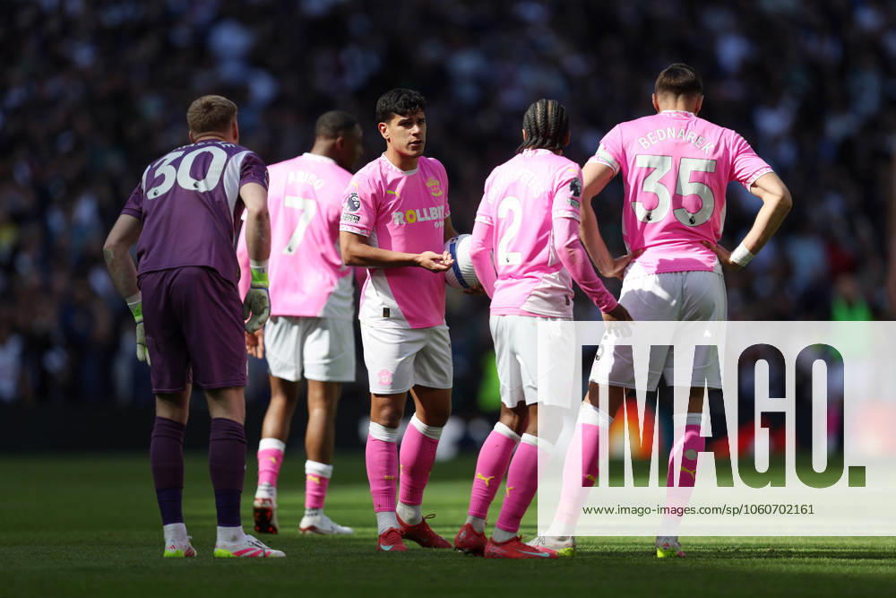Spurs gegen Southampton 6. April 2025, London Premier League Fußball Tottenham Hotspur gegen Southampton Mateus Fernandes von Southampton steht mit seinen Mannschaftskameraden in deren Hälfte, als sie sich nach einem Tor von Tottenham auf den Neustart vorbereiten Foto Charlotte Wilson Offside London UK