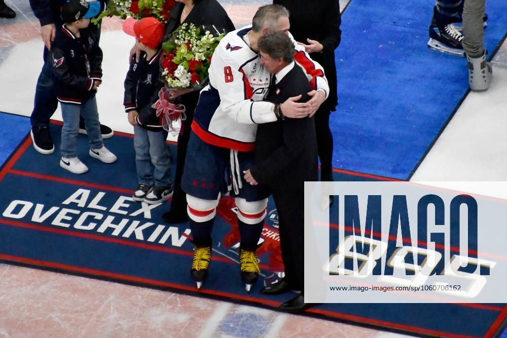 US Russia Ice hockey, Eishockey Ovechkin NHL, Eishockey Herren, USA Career Goal Record 8896297 06.04.2025 Washington Capitals Alex Ovechkin hugs Wayne Gretzky after scoring his 895th career goal during the awards ceremony at the NHL ice hockey match between New York Islanders and Washington Capitals at UBS Arena in Elmont, New York, the United States. Ovechkin became the best sniper in the history of the National Hockey League (NHL), surpassing Canadian Wayne Gretzky s legendary record for regular-season goals. On April 6, he brought his total goals in the championship to 895 pucks by scoring in the match against New York Islanders. Gretzky s previous all-time record of 894 pucks stood for 26 years and was considered nearly unattainable. Sputnik USA