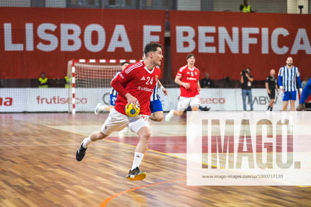 Ander Izquierdo of SL Benfica in action during the national handball championship match - final phase, 2nd round, group A, between SL Benfica and FC Porto, held at the SL Benfica pavilion. Lisbon Portugal - ZUMAs197 20250406_aaa_s197_289