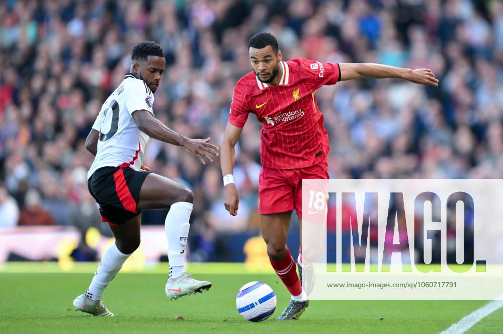 Football - 2024 2025 Premier League - Fulham vs Liverpool - Craven Cottage - Sunday 6th April 2025. Liverpool s Cody Gakpo holds off the challenge from Fulhams Ryan Sessegnon. COLORSPORT Ashley Western