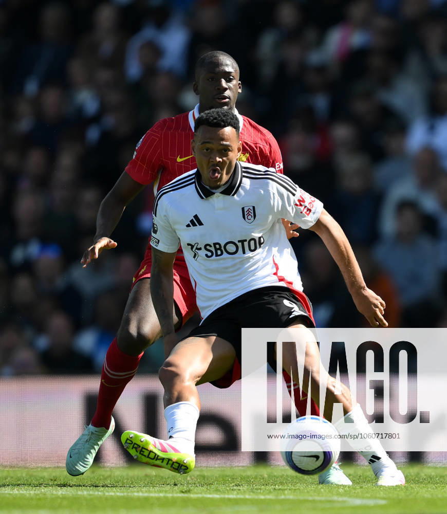Football - 2024 2025 Premier League - Fulham vs Liverpool - Craven Cottage - Sunday 6th April 2025. Fulham s Rodrigo Muniz holds off the challenge from Liverpool s Ibrahima Konate. COLORSPORT Ashley Western