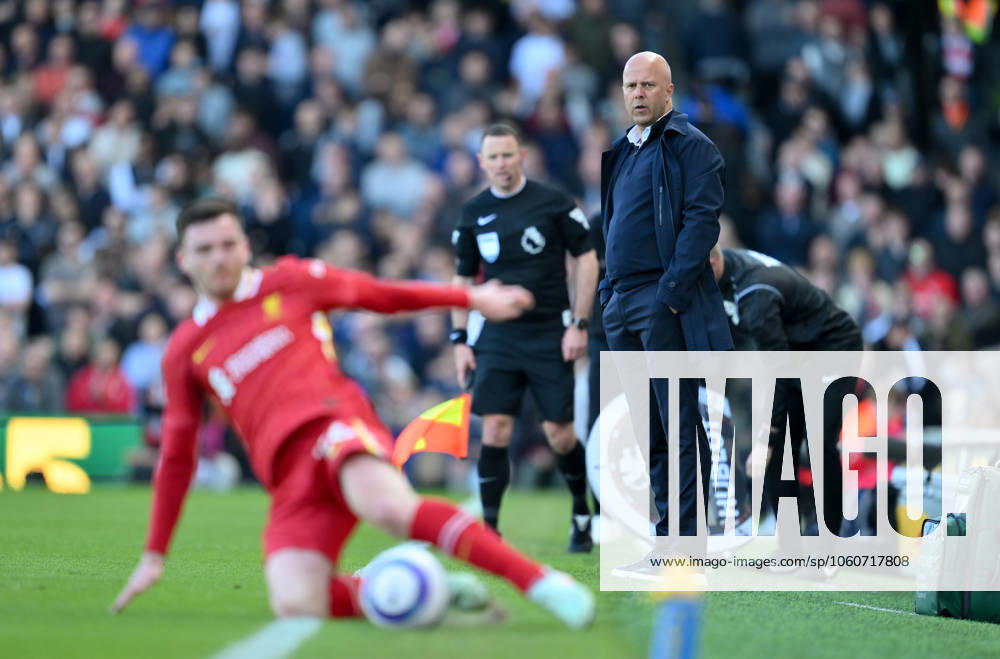 Football - 2024 2025 Premier League - Fulham vs Liverpool - Craven Cottage - Sunday 6th April 2025. Liverpool s head coach Arne Slot looks on. COLORSPORT Ashley Western