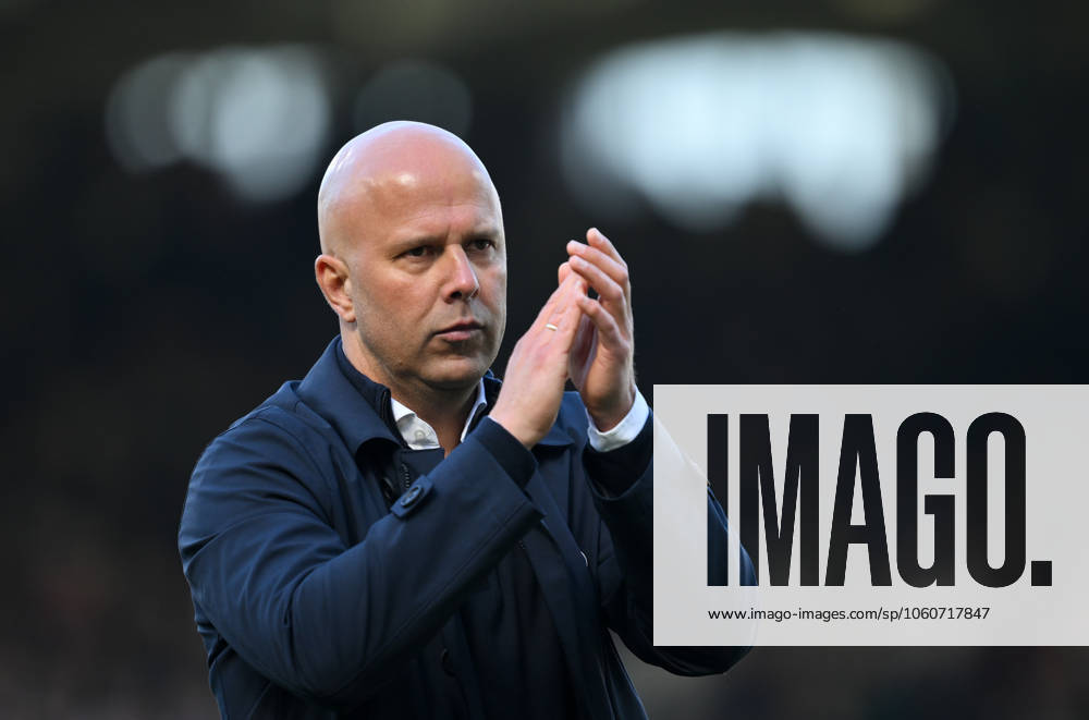 Football - 2024 2025 Premier League - Fulham vs Liverpool - Craven Cottage - Sunday 6th April 2025. Liverpool s head coach Arne Slot acknowledges the fans after their 3-2 defeat. COLORSPORT Ashley Western