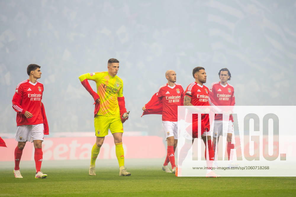 FC Porto v Lisboa e Benfica - Liga Portugal Betclic The Benfica team stands before the match of the 28th round of the Portugal League 2024 25 between FC Porto and SL Benfica at Estadio do Dragao in Porto, Portugal, on April 6, 2025. Porto Portugal