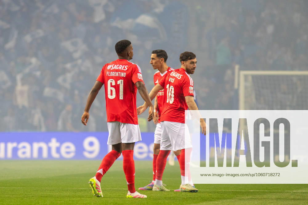 FC Porto v Lisboa e Benfica - Liga Portugal Betclic The Benfica team stands before the match of the 28th round of the Portugal League 2024 25 between FC Porto and SL Benfica at Estadio do Dragao in Porto, Portugal, on April 6, 2025. Porto Portugal