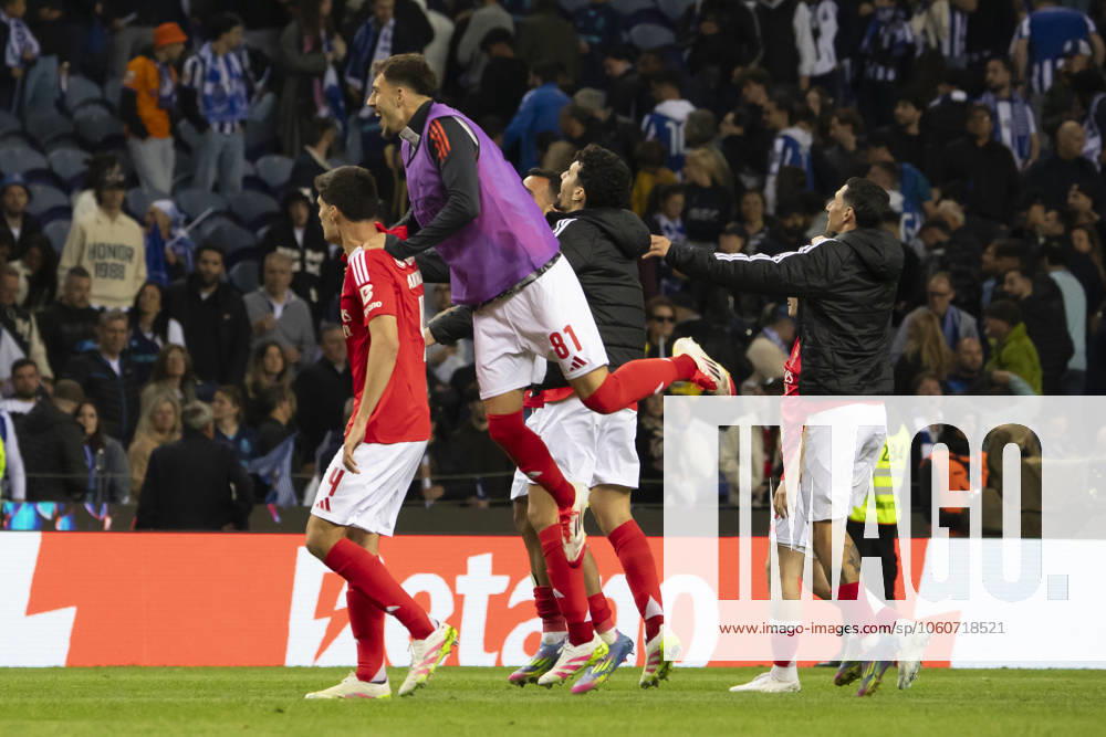 FC Porto v Lisboa e Benfica - Liga Portugal Betclic The team of SL Benfica celebrates a goal at the Portuguese Primeira Liga soccer match between FC Porto and SL Benfica at Estadio do Dragao in Porto, Portugal, on April 6, 2025. PORTO Portugal