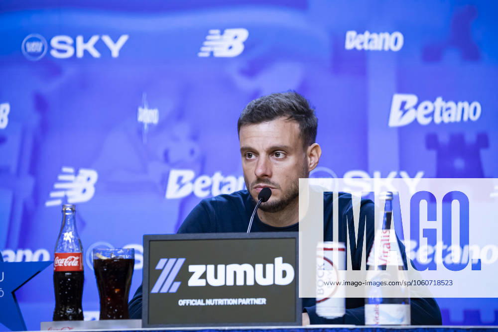 FC Porto v Lisboa e Benfica - Liga Portugal Betclic FC Porto coach Martin Anselmi gives a press conference, PK, Pressekonferenz at the Estadio do Dragao after the match against SL Benfica in Porto, Portugal, on April 6, 2025. PORTO Portugal