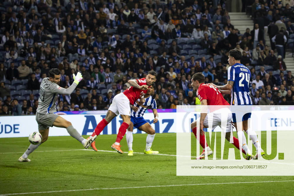 FC Porto v Lisboa e Benfica - Liga Portugal Betclic Nicolas Otamendi of SL Benfica scores during the Portuguese Primeira Liga soccer match between FC Porto and SL Benfica at Dragao Stadium in Porto, Portugal, on April 6, 2025. PORTO Portugal