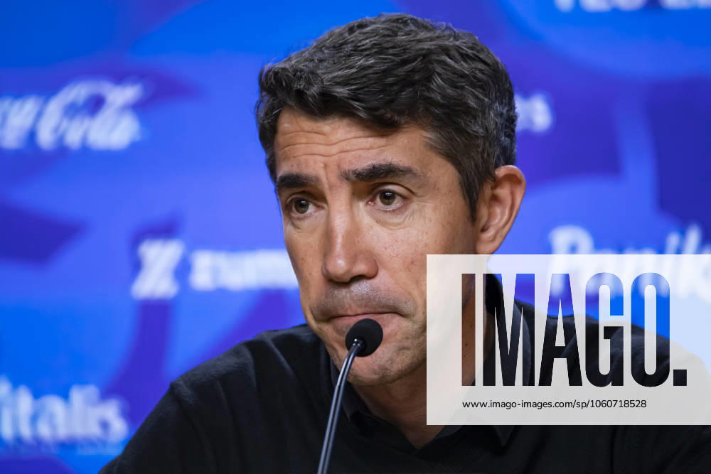 FC Porto v Lisboa e Benfica - Liga Portugal Betclic Bruno Lages, coach of SL Benfica, gives a press conference, PK, Pressekonferenz at the Estadio do Dragao after the match against FC Porto in Porto, Portugal, on April 6, 2025. PORTO Portugal