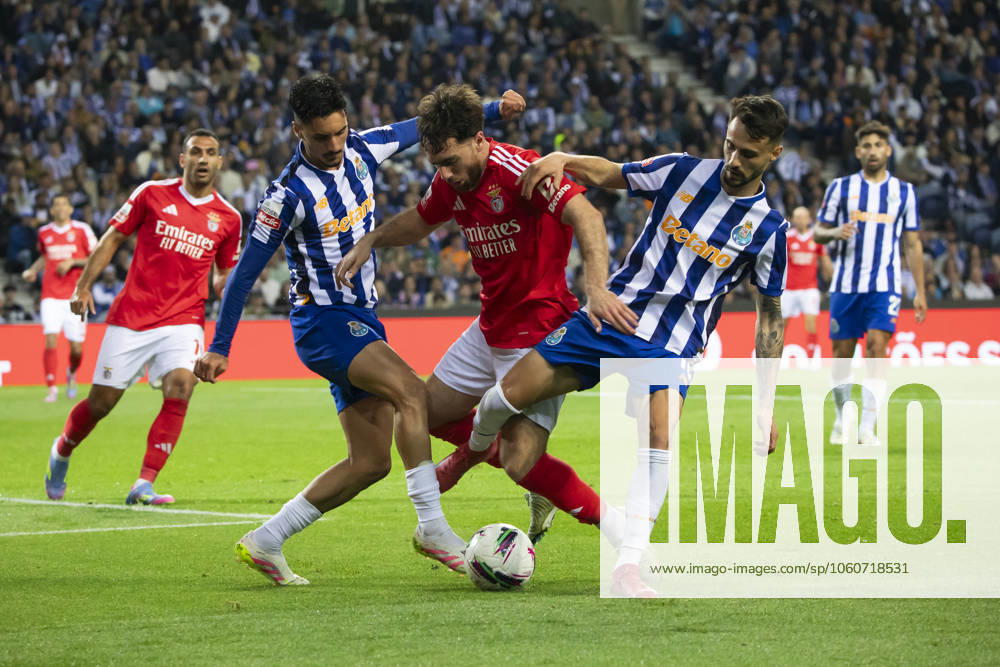 FC Porto v Lisboa e Benfica - Liga Portugal Betclic Kokcu of SL Benfica plays at the Portuguese Primeira Liga soccer match between FC Porto and SL Benfica at Estadio do Dragao in Porto, Portugal, on April 6, 2025. PORTO Portugal