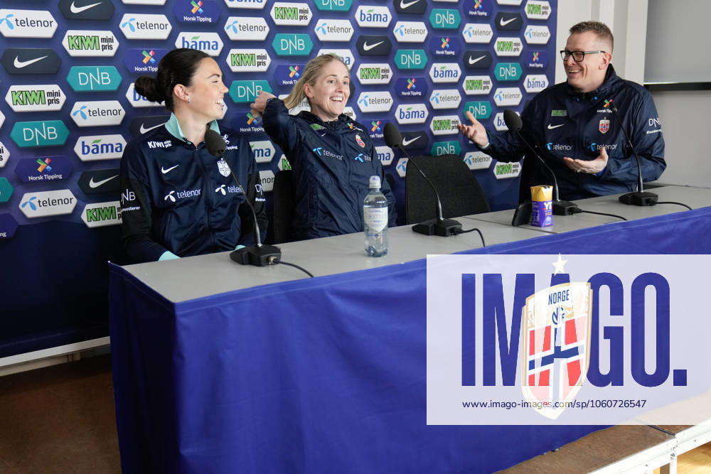 Football, training with Norways womens national football team Oslo 20250407 National team manager Gemma Grainger and Ingrid Syrstad Engen at a press conference for the match against France Photo Fredrik Varfjell NTB Oslo Norway RESTRICTED USE FOR BETTING COMPANIES