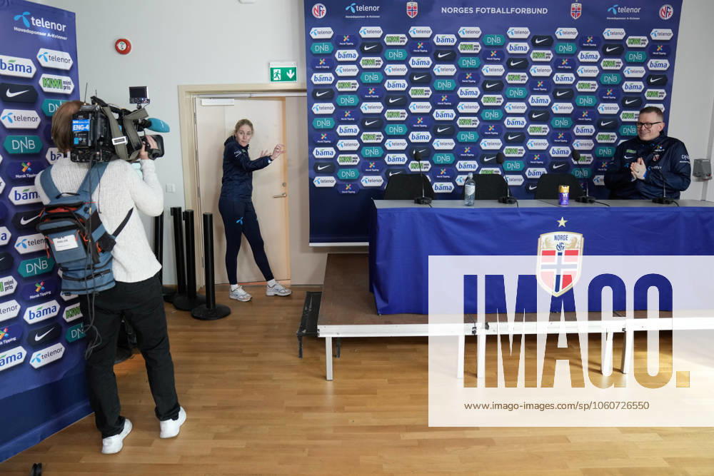 Football, training with Norways womens national football team Oslo 20250407 National team manager Gemma Grainger at a press conference for the match against France Photo Fredrik Varfjell NTB Oslo Norway RESTRICTED USE FOR BETTING COMPANIES