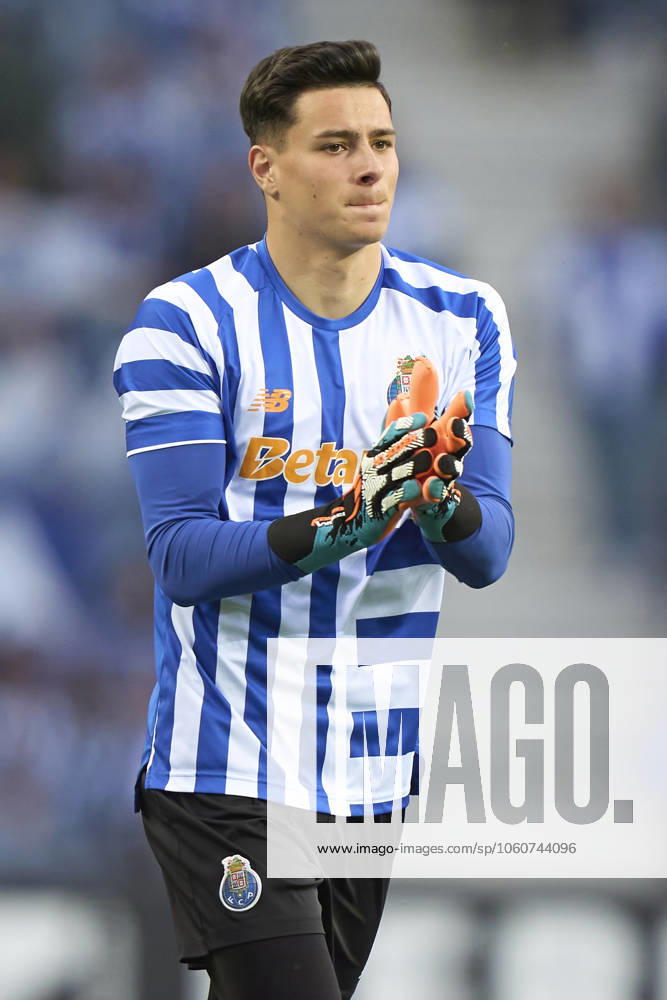 FC Porto v Lisboa e Benfica - Liga Portugal Betclic Diogo Dias Fernandes of FC Porto participates in the warm-up before the Liga Portugal Betclic match between FC Porto and SL Benfica at Estadio Do Dragao in Porto, Portugal, on April 6, 2025. Porto Porto Portugal