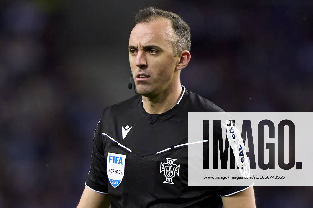 FC Porto v Lisboa e Benfica - Liga Portugal Betclic Referee Joao Pinheiro reacts during the Liga Portugal Betclic match between FC Porto and SL Benfica at Estadio Do Dragao in Porto, Portugal, on April 6, 2025. Porto Porto Portugal
