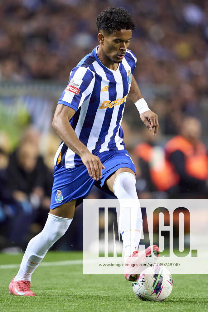 FC Porto v Lisboa e Benfica - Liga Portugal Betclic Goncalo Borges of FC Porto is in action during the Liga Portugal Betclic match between FC Porto and SL Benfica at Estadio Do Dragao in Porto, Portugal, on April 6, 2025. Porto Porto Portugal