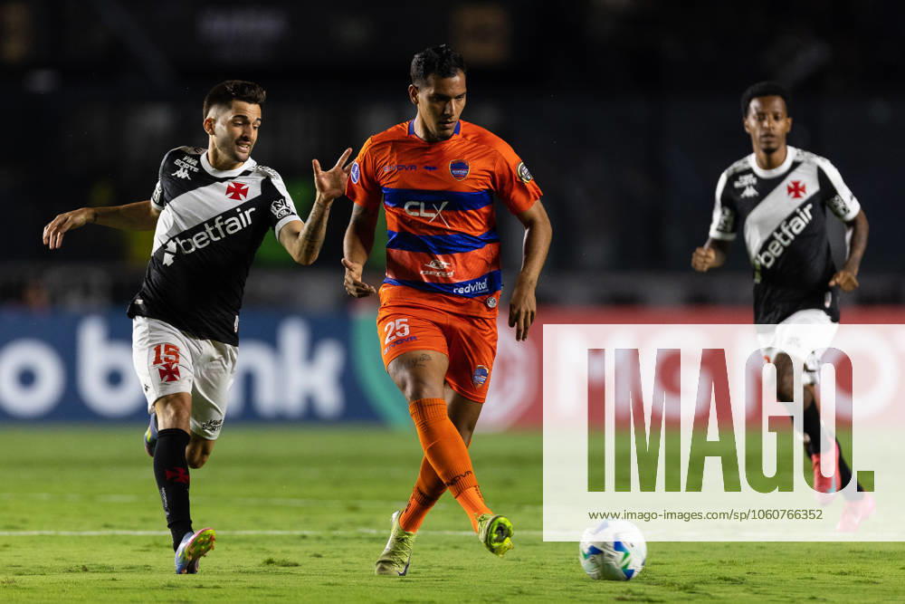 Rio de Janeiro, Rio de Janeiro, BRA: RIO DE JANEIRO, BRAZIL - APRIL 08: PAREDES of Puerto Cabello kicks the ball during the match between Vasco da Gama and Puerto Cabello as part of Copa CONMEBOL Sudamericana 2025 at Sao Januario Stadium on April 08, 2025 in Rio de Janeiro, Brazil. Rio de Janeiro BRA - ZUMAc227 20250408_zsp_c227_005