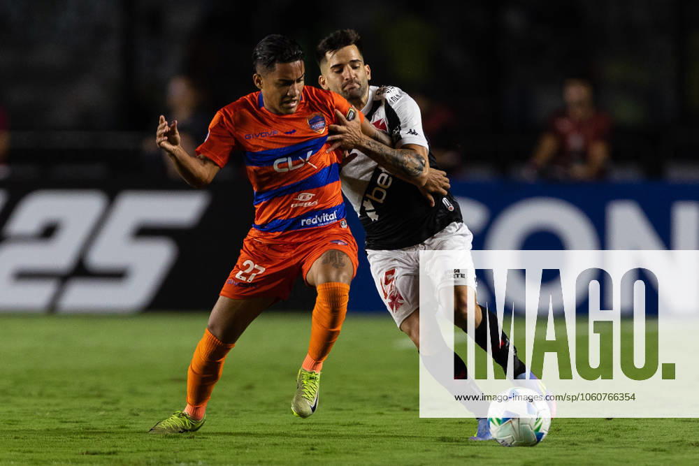 Rio de Janeiro, Rio de Janeiro, BRA: RIO DE JANEIRO, BRAZIL - APRIL 08: LINARES of Puerto Cabello fights for the ball with BENJAMIN GARRE of Vasco da Gama during the match between Vasco da Gama and Puerto Cabello as part of Copa CONMEBOL Sudamericana 2025 at Sao Januario Stadium on April 08, 2025 in Rio de Janeiro, Brazil. Rio de Janeiro BRA - ZUMAc227 20250408_zsp_c227_007