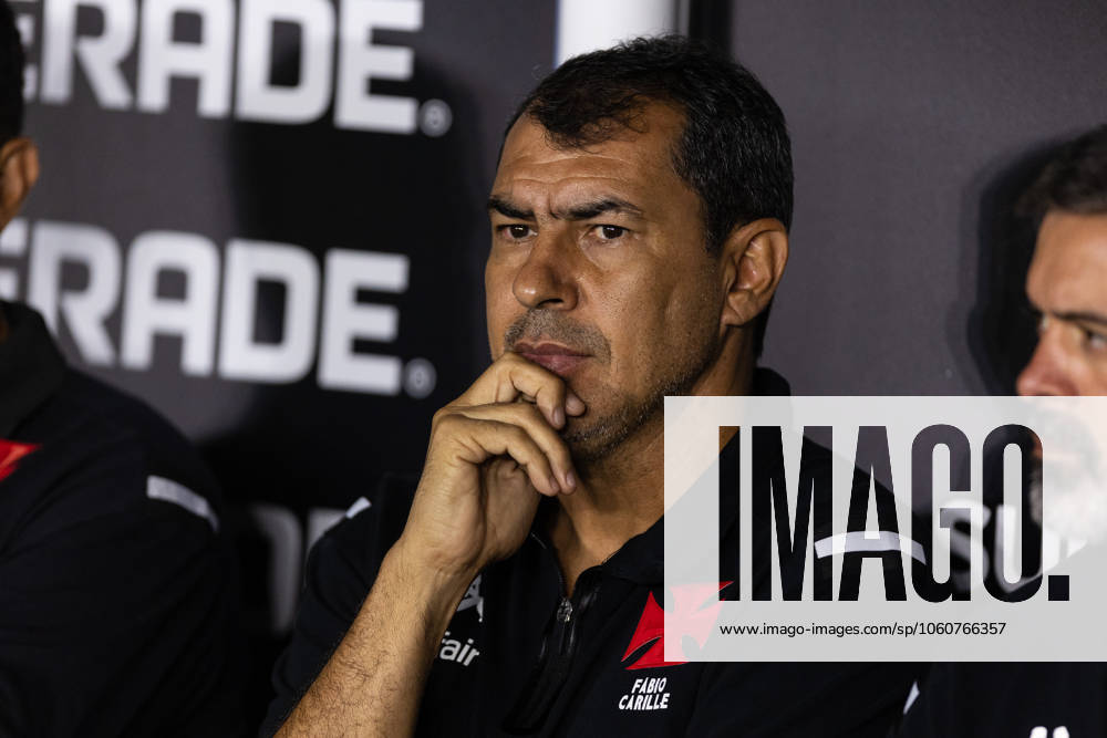 Rio de Janeiro, Rio de Janeiro, BRA: RIO DE JANEIRO, BRAZIL - APRIL 08: FABIO CARILLE, Head Coach of Vasco da Gama, looks on prior the match between Vasco da Gama and Puerto Cabello as part of Copa CONMEBOL Sudamericana 2025 at Sao Januario Stadium on April 08, 2025 in Rio de Janeiro, Brazil. Rio de Janeiro BRA - ZUMAc227 20250408_zsp_c227_011