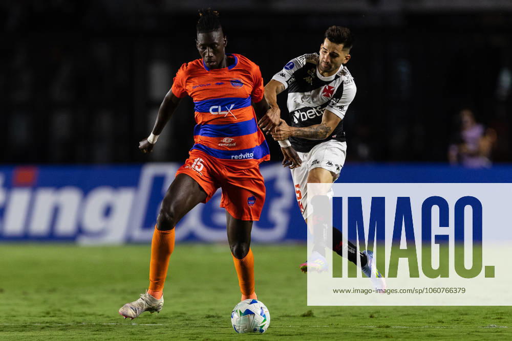 Rio de Janeiro, Rio de Janeiro, BRA: RIO DE JANEIRO, BRAZIL - APRIL 08: MBAYE of Puerto Cabello fights for the ball with BENJAMIN GARRE of Vasco da Gama during the match between Vasco da Gama and Puerto Cabello as part of Copa CONMEBOL Sudamericana 2025 at Sao Januario Stadium on April 08, 2025 in Rio de Janeiro, Brazil. Rio de Janeiro BRA - ZUMAc227 20250408_zsp_c227_013