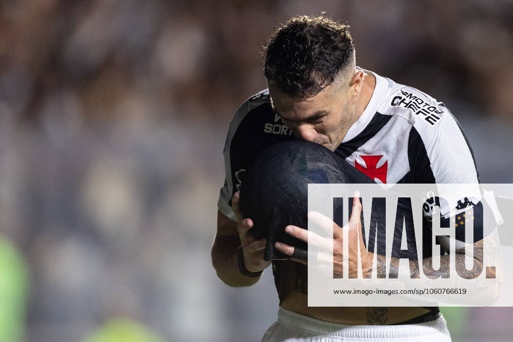 Rio de Janeiro, Rio de Janeiro, BRA: RIO DE JANEIRO, BRAZIL - APRIL 08: PABLO VEGETTI of Vasco da Gama celebrates after scoring the team s first goal during the match between Vasco da Gama and Puerto Cabello as part of Copa CONMEBOL Sudamericana 2025 at Sao Januario Stadium on April 08, 2025 in Rio de Janeiro, Brazil. Rio de Janeiro BRA - ZUMAc227 20250408_zsp_c227_020