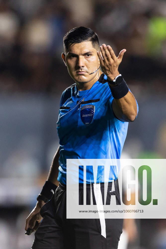 Rio de Janeiro, Rio de Janeiro, BRA: RIO DE JANEIRO, BRAZIL - APRIL 08: The Referee BRYAN LOAYZA gestures during the match between Vasco da Gama and Puerto Cabello as part of Copa CONMEBOL Sudamericana 2025 at Sao Januario Stadium on April 08, 2025 in Rio de Janeiro, Brazil. Rio de Janeiro BRA - ZUMAc227 20250408_zsp_c227_032