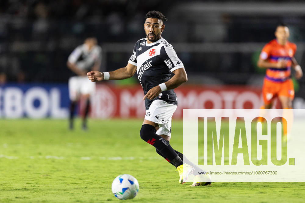 Rio de Janeiro, Rio de Janeiro, BRA: RIO DE JANEIRO, BRAZIL - APRIL 08: DIMITRI PAYET of Vasco da Gama kicks the ball during the match between Vasco da Gama and Puerto Cabello as part of Copa CONMEBOL Sudamericana 2025 at Sao Januario Stadium on April 08, 2025 in Rio de Janeiro, Brazil. Rio de Janeiro BRA - ZUMAc227 20250408_zsp_c227_040