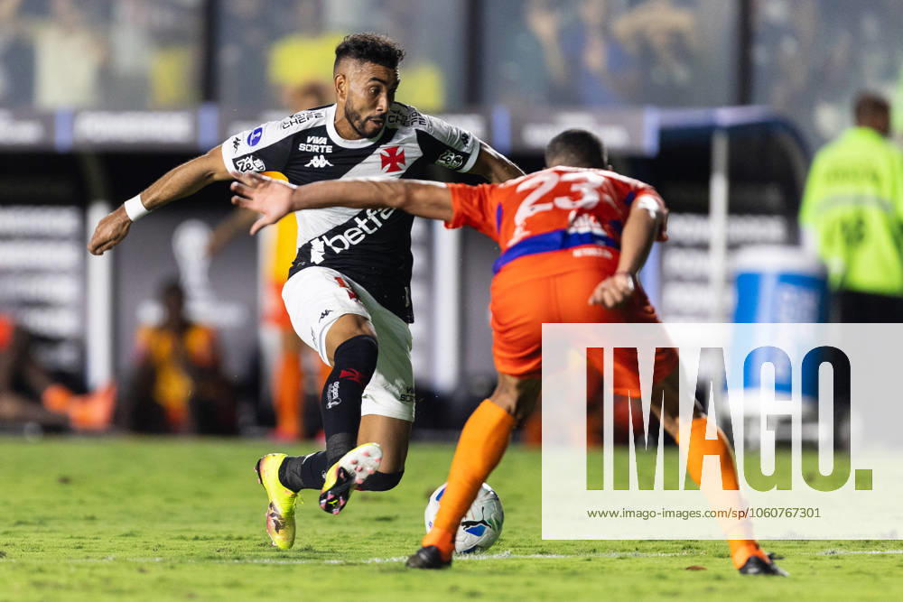 Rio de Janeiro, Rio de Janeiro, BRA: RIO DE JANEIRO, BRAZIL - APRIL 08: DIMITRI PAYET of Vasco da Gama fights for the ball during the match between Vasco da Gama and Puerto Cabello as part of Copa CONMEBOL Sudamericana 2025 at Sao Januario Stadium on April 08, 2025 in Rio de Janeiro, Brazil. Rio de Janeiro BRA - ZUMAc227 20250408_zsp_c227_041