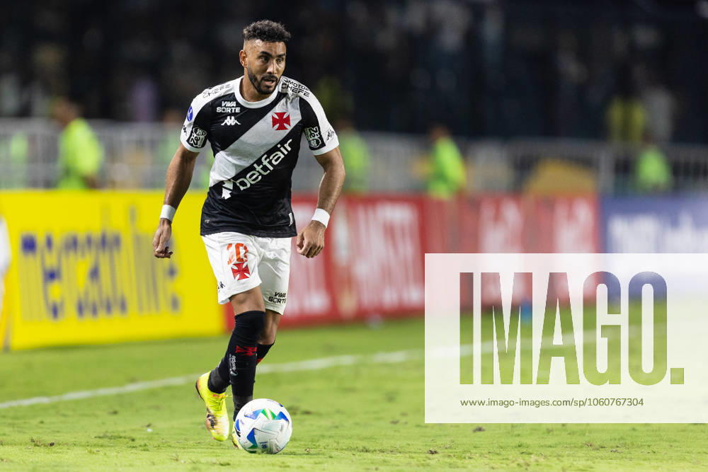 Rio de Janeiro, Rio de Janeiro, BRA: RIO DE JANEIRO, BRAZIL - APRIL 08: DIMITRI PAYET of Vasco da Gama controls the ball during the match between Vasco da Gama and Puerto Cabello as part of Copa CONMEBOL Sudamericana 2025 at Sao Januario Stadium on April 08, 2025 in Rio de Janeiro, Brazil. Rio de Janeiro BRA - ZUMAc227 20250408_zsp_c227_044