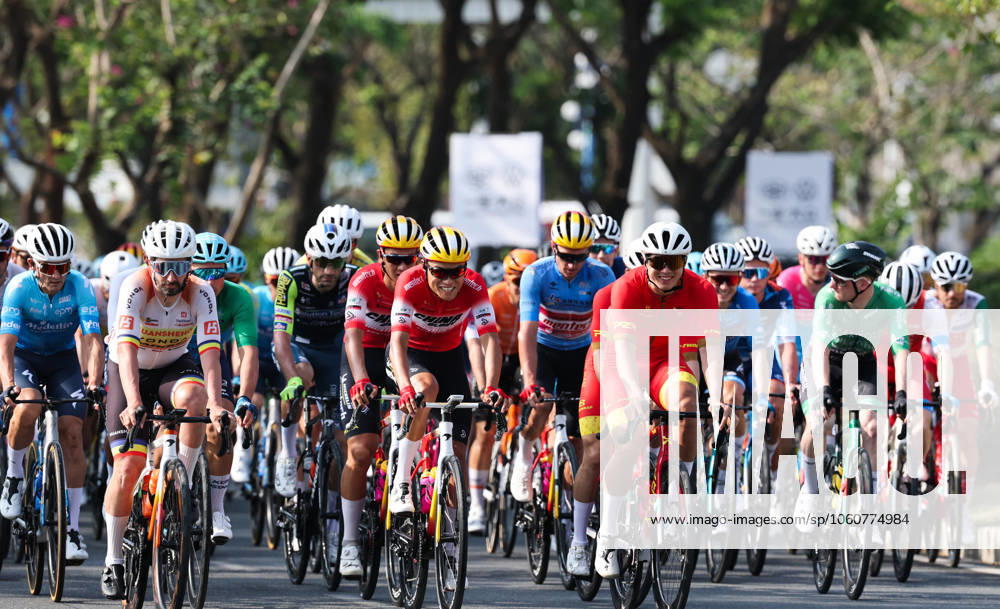 (250409) -- BAOTING, April 9, 2025 -- Cyclists compete during Stage 3 at the 16th Tour of Hainan cycling race from Lingshui to Baoting, south China s Hainan Province, April 9, 2025. ) (SP)CHINA-HAINAN-BAOTING-CYCLING-TOUR OF HAINAN (CN) YangxGuanyu