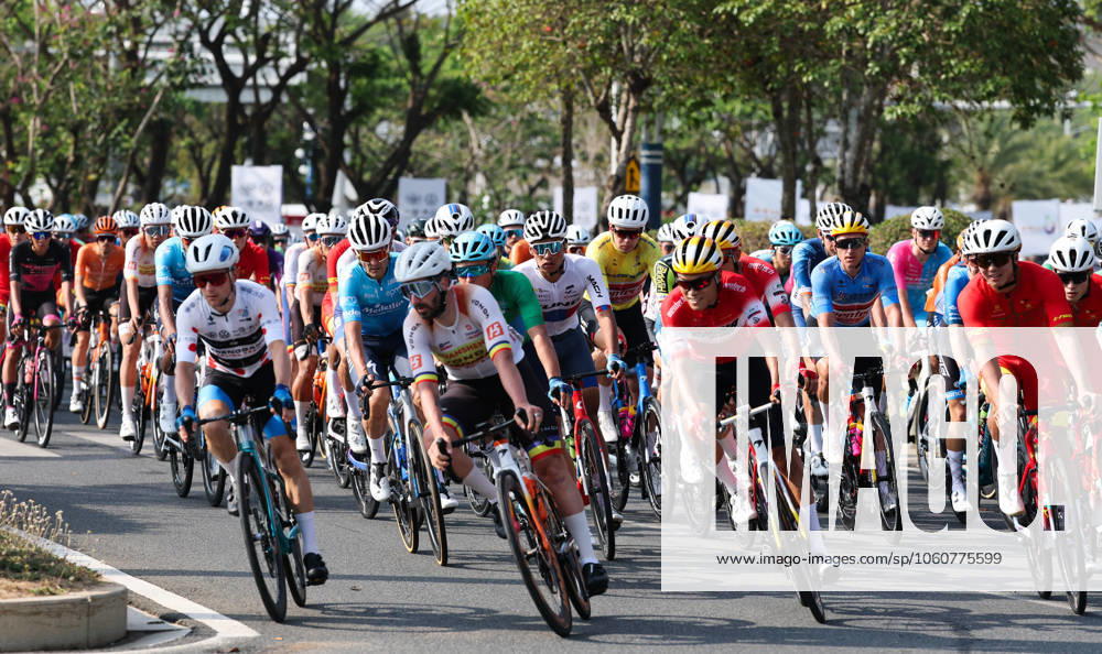 (250409) -- BAOTING, April 9, 2025 -- Cyclists compete during Stage 3 at the 16th Tour of Hainan cycling race from Lingshui to Baoting, south China s Hainan Province, April 9, 2025. ) (SP)CHINA-HAINAN-BAOTING-CYCLING-TOUR OF HAINAN (CN) YangxGuanyu
