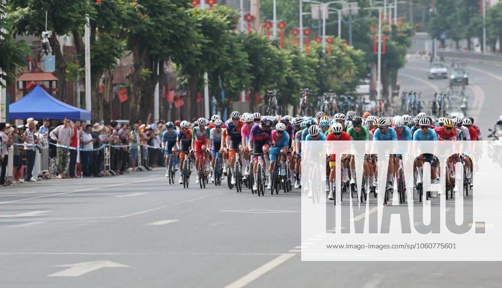(250409) -- BAOTING, April 9, 2025 -- Cyclists compete during Stage 3 at the 16th Tour of Hainan cycling race from Lingshui to Baoting, south China s Hainan Province, April 9, 2025. ) (SP)CHINA-HAINAN-BAOTING-CYCLING-TOUR OF HAINAN (CN) YangxGuanyu