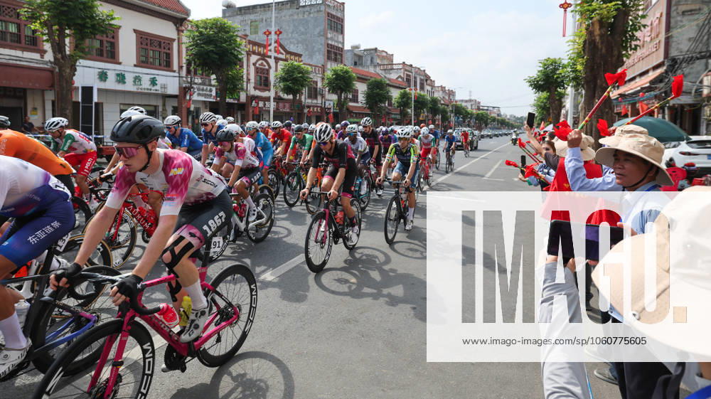(250409) -- BAOTING, April 9, 2025 -- Cyclists compete during Stage 3 at the 16th Tour of Hainan cycling race from Lingshui to Baoting, south China s Hainan Province, April 9, 2025. ) (SP)CHINA-HAINAN-BAOTING-CYCLING-TOUR OF HAINAN (CN) YangxGuanyu