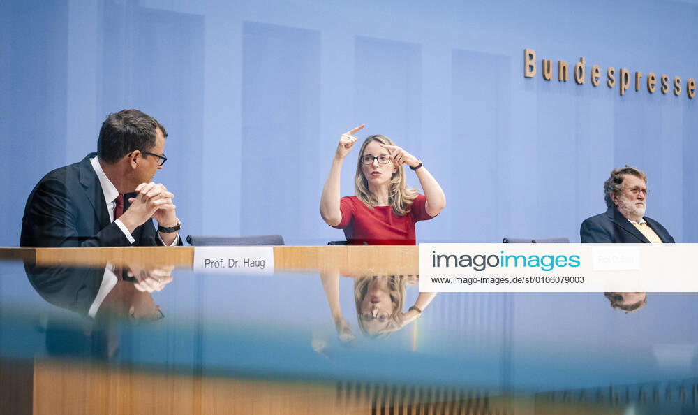 Gerald Haug, President of the National Academy of Sciences Leopoldina, Alena Buyx, Chairwoman of the German Ethics Council, and Thomas Mertens, Chairman of the StâˆöÂßndigen STIKO Vaccination Commission , recorded at the presentation of the joint position paper How should access to a COVID 19 vaccine be regulated at the Federal Press Conf