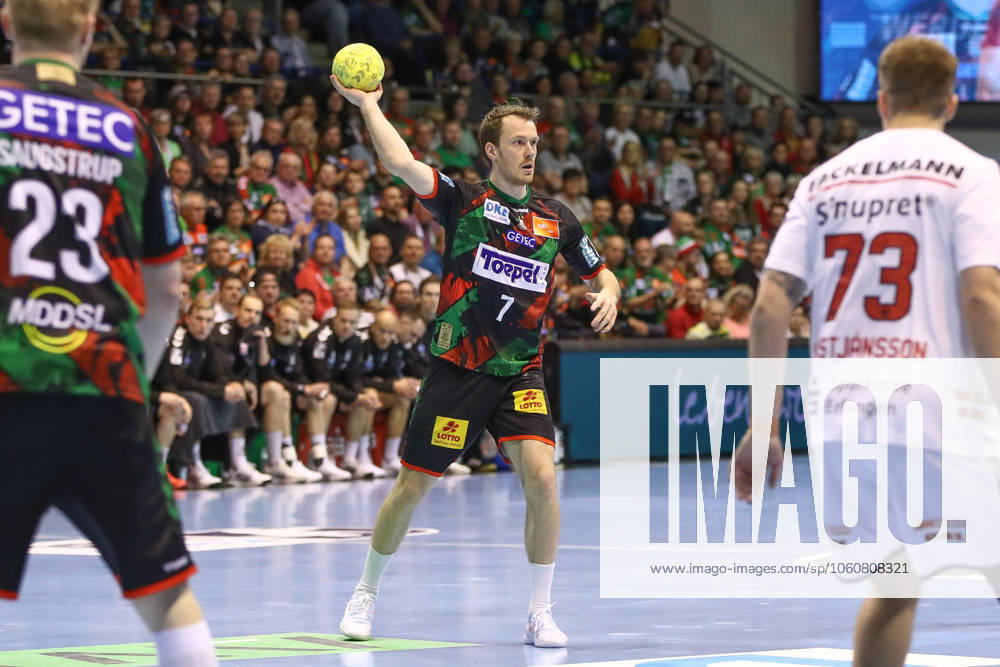 Handball Daikin HBL, SC Magdeburg HC Erlangen, v l Felix Claar Magdeburg, 7 am Ball, plays the ball Magdeburg