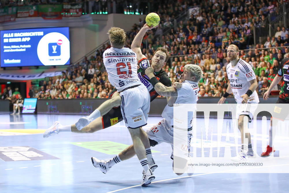 Handball Daikin HBL, SC Magdeburg HC Erlangen, v l Christopher Bissel Erlangen, 21 , Felix Claar Magdeburg, 7 , Marek Nissen Erlangen, 6 duel, duel, fight, tackle Magdeburg