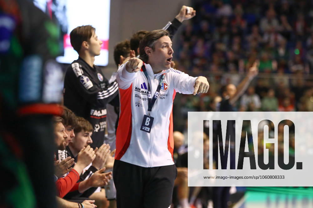 Handball Daikin HBL, SC Magdeburg HC Erlangen, v l Johannes Sellin Erlangen,coach gives instructions, gestures with arms, gesticulates, gives instructions Magdeburg