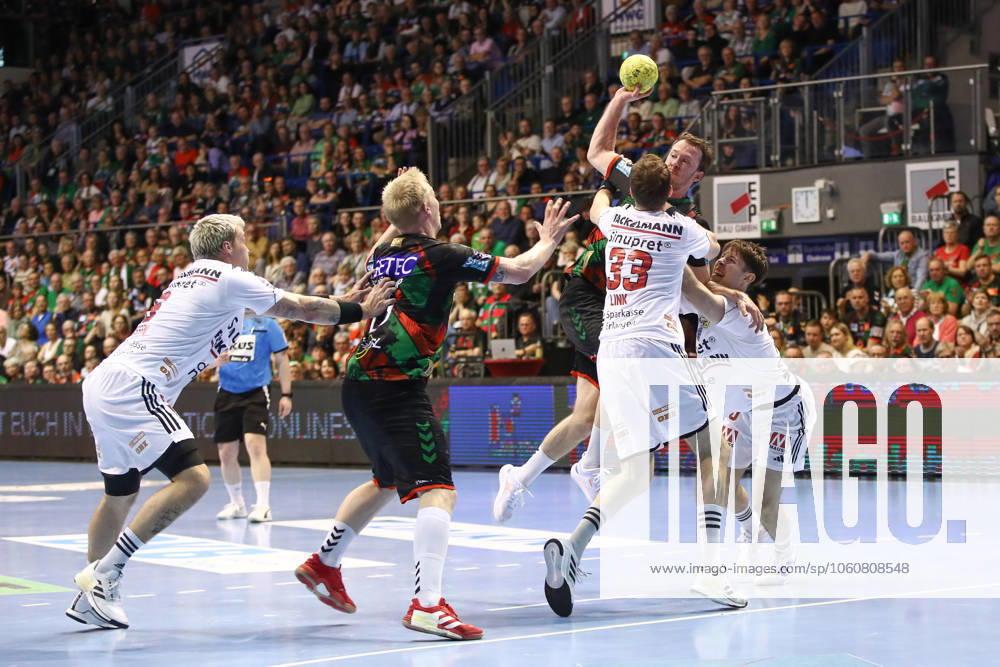 Handball Daikin HBL, SC Magdeburg HC Erlangen, v l Marek Nissen Erlangen, 6 , Magnus Saugstrup Magdeburg, 23 , Nikolai Link Erlangen, 33 , Felix Claar Magdeburg, 7 , Mils Kos Erlangen, 5 duel, duel, fight, tackle Magdeburg