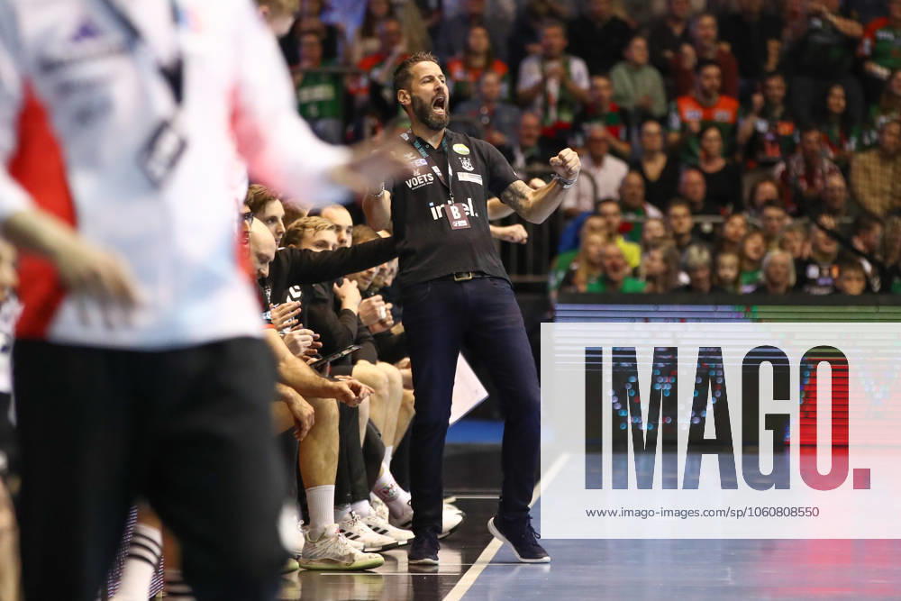 Handball Daikin HBL, SC Magdeburg HC Erlangen, v l Bennet Wiegert Magdeburg, coach jubilation, goal jubilation, celebrate the goal, celebration Magdeburg