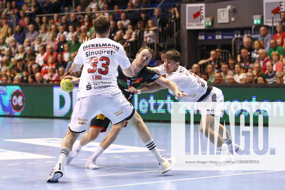 Handball Daikin HBL, SC Magdeburg HC Erlangen, v l Nikolai Link Erlangen, 33 , Felix Claar Magdeburg, 7 , Florian Scheerer Erlangen, 10 duel, duel, fight, tackle Magdeburg