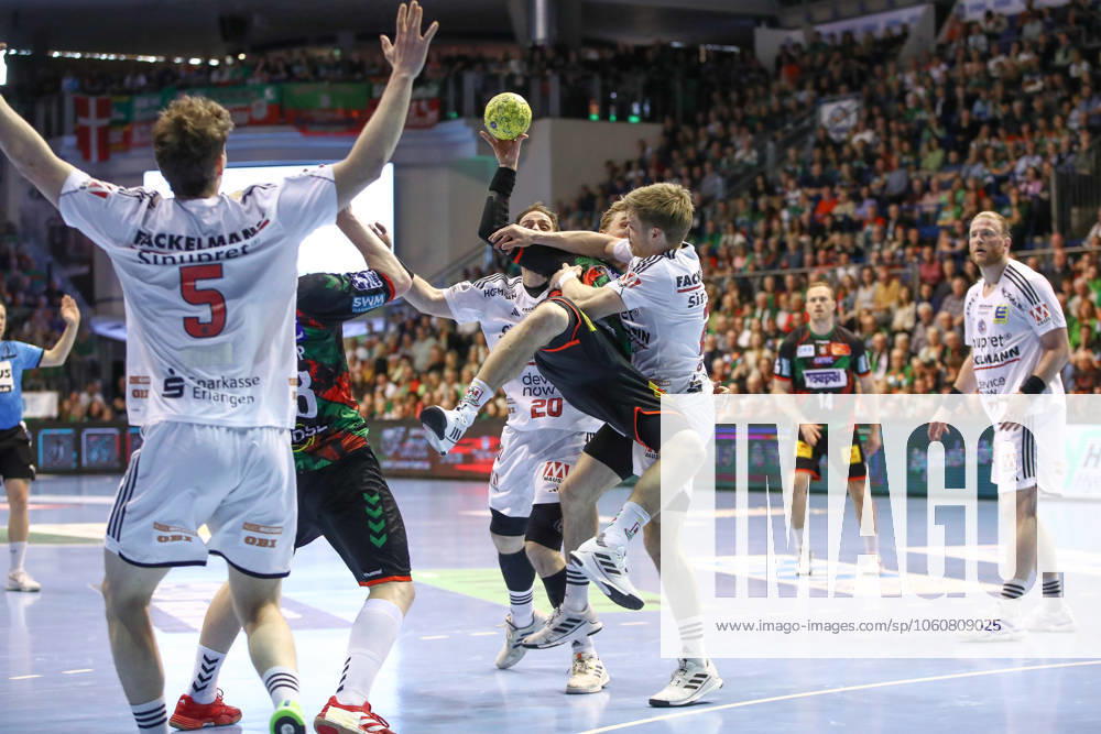 Handball Daikin HBL, SC Magdeburg HC Erlangen, v l Gisli Thorgeir Kristjansson Magdeburg, 10 , Christopher Bissel Erlangen, 21 duel, duel, fight, tackle Magdeburg