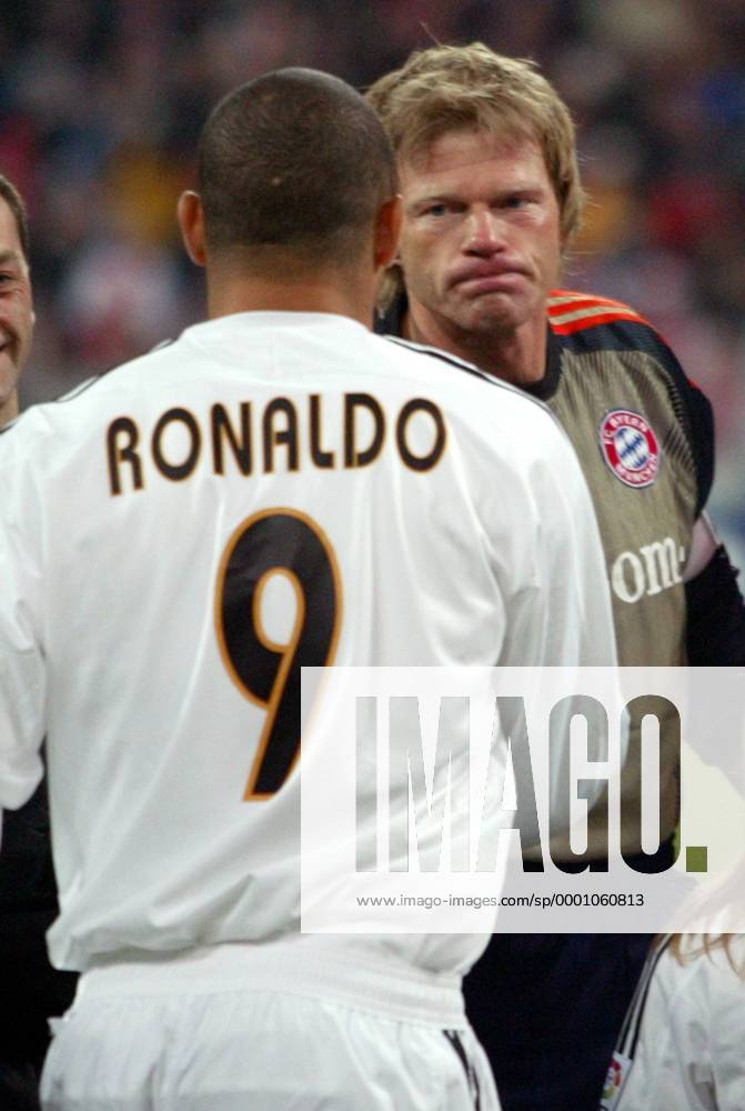 Torwart Oliver Kahn (Bayern, re.) begrüßt seinen größten Herausforderer: Ronaldo (Real Madrid) Fußball EC 1 Herren Champions League 2003 2004, Achtelfinale, FC Bayern München - Real Madrid 1:1, Vdig, Gruppe München Spannung,