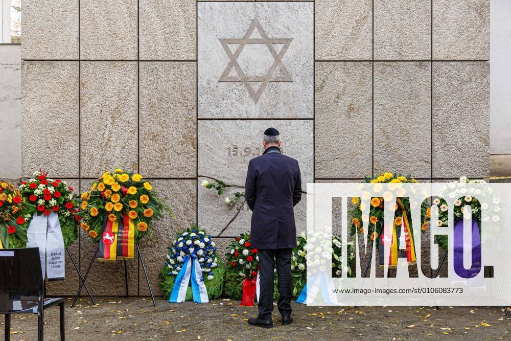 GERMANY, NETHERSACHSEN, HANOVER, 09 11 2020 Silent non-public commemoration of pogrom night Belit Onay Lord Mayor Hanover, Greens stand at the memorial Memorial event at the memorial of the former synagogue on the occasion of the commemoration day of the Reich pogrom night on 09 11 1938