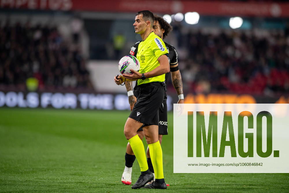 Gil Vicente FC v Vitoria SC - Liga Portugal Betclic RICARDO BAIXINHO referees the match during the Liga Portugal Betclic 2024 25 game between Gil Vicente FC and Vitoria SC at Estadio Cidade de Barcelos in Barcelos, Portugal, on April 11, 2025. Barcelos Portugal