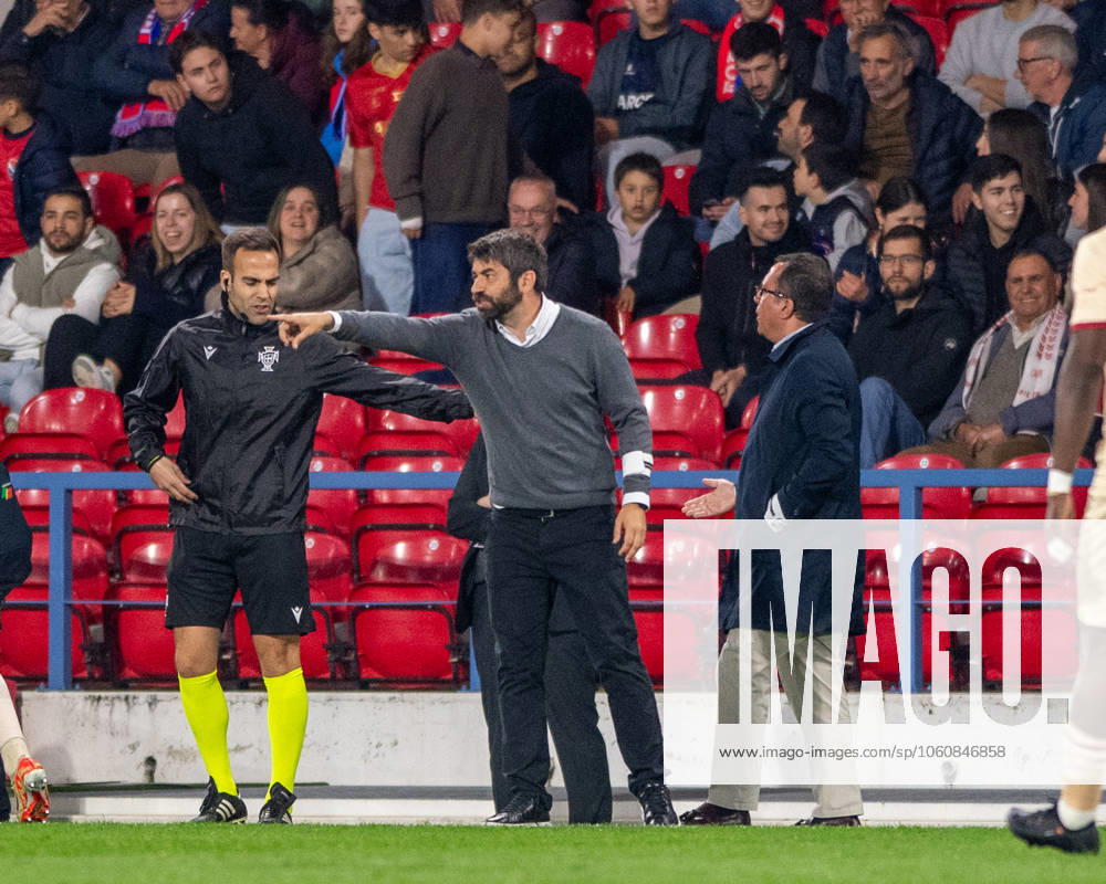 Gil Vicente FC v Vitoria SC - Liga Portugal Betclic Luis Freire, head coach of Vitoria SC, reacts during the Liga Portugal Betclic 2024 25 match between Gil Vicente FC and Vitoria SC at Estadio Cidade de Barcelos in Barcelos, Portugal, on April 11, 2025. Barcelos Portugal