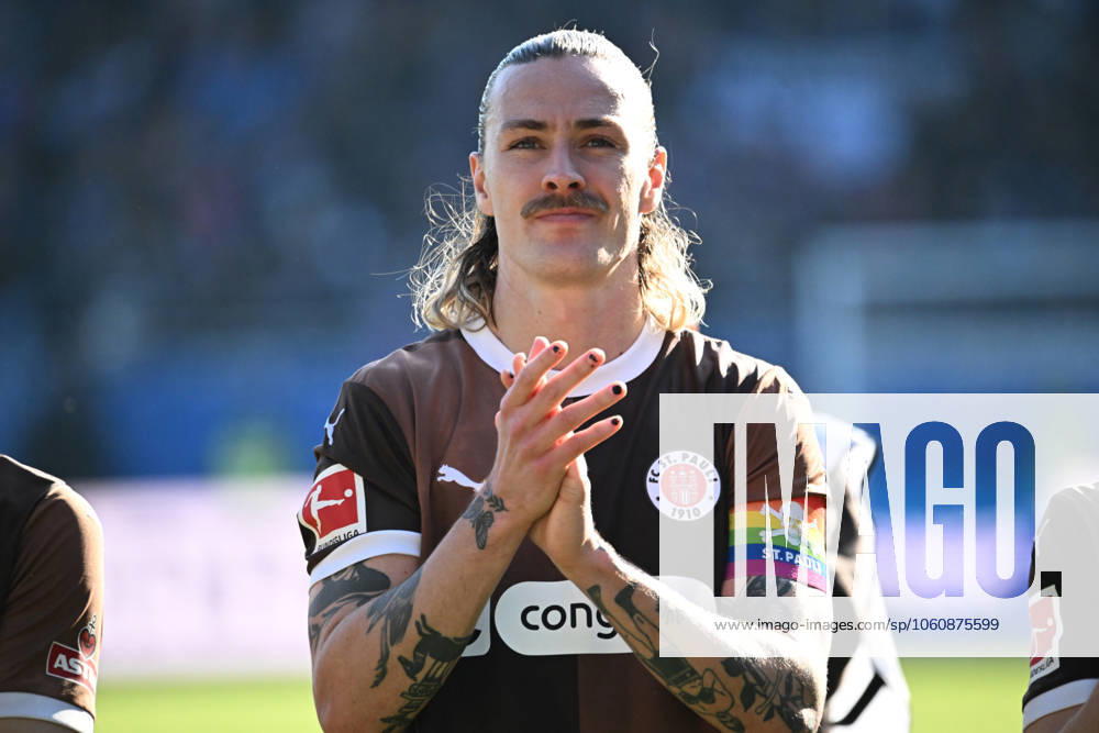 Soccer, Men, 1 BL, Season 2024 2025, Holstein Kiel FC St Pauli, Matchday 29 Captain Jackson Irvine is happy about the victory Kiel Holstein Stadion Schleswig Holstein Germany